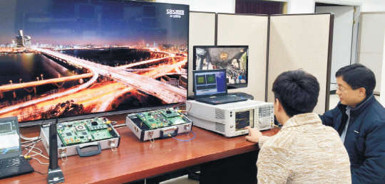 ETRI 연구진이 'NAB 쇼 2015'에서 'ATSC 3.0을 위한 LDM 기술'을 선보이고 있다. ETRI 제공